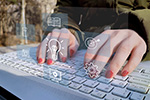 © LeoOrigami - stock.adobe.com Hände auf Tastatur