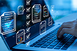 Laptop mit digitaler Checkliste